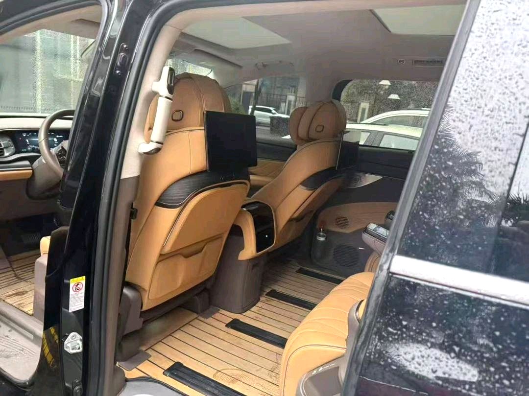 腾势 2022款 腾势D9 EV 600 四驱旗舰型 自动
