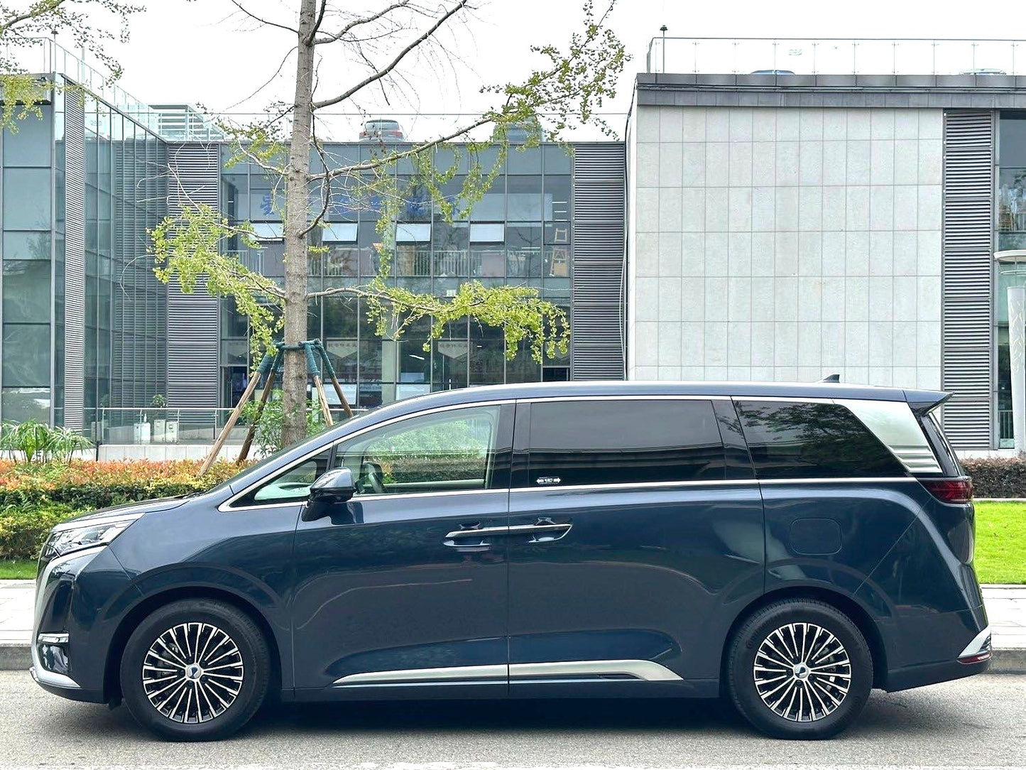 腾势 2022款 腾势D9 EV 600 四驱旗舰型 自动