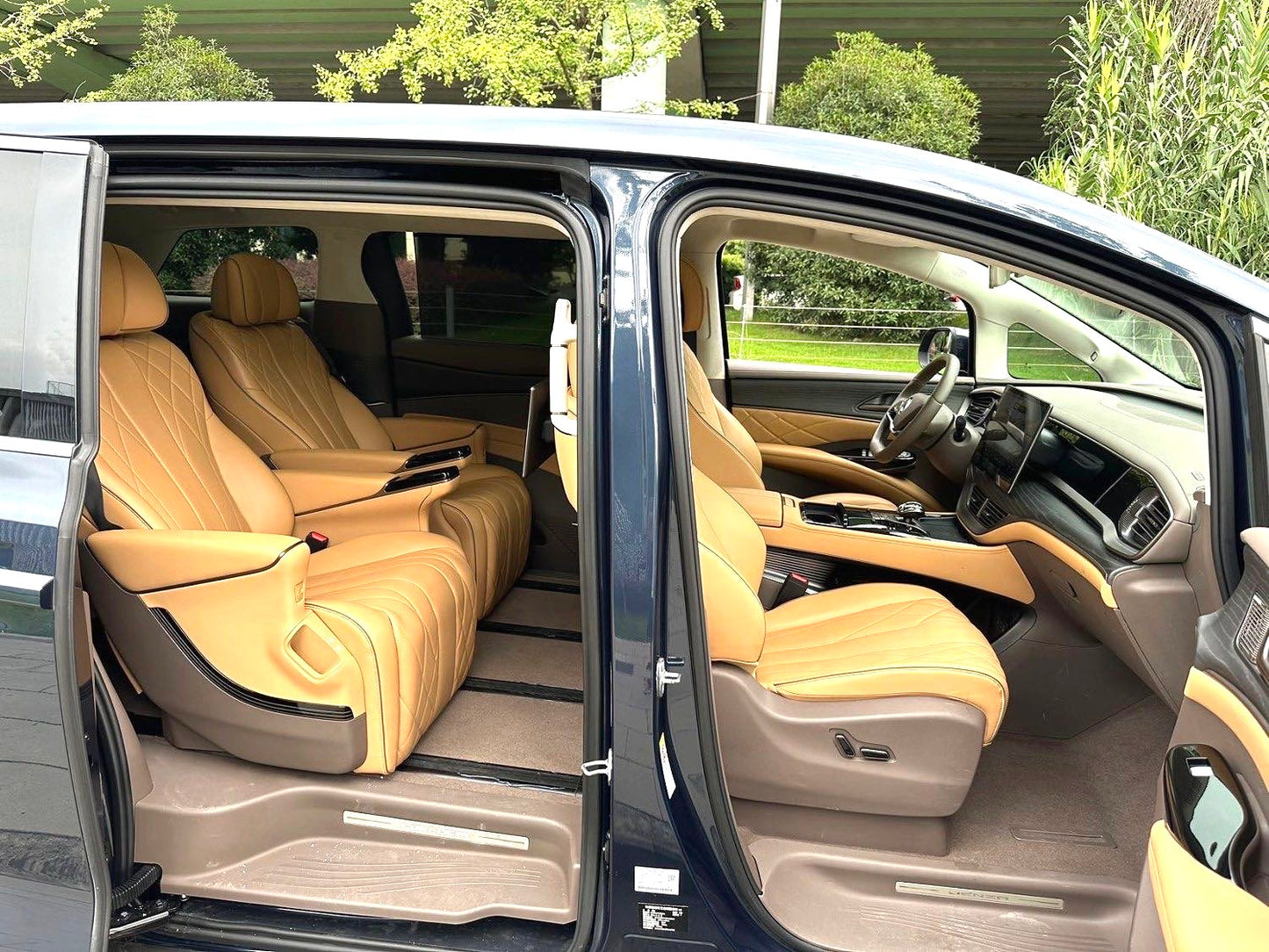 腾势 2022款 腾势D9 EV 600 四驱旗舰型 自动