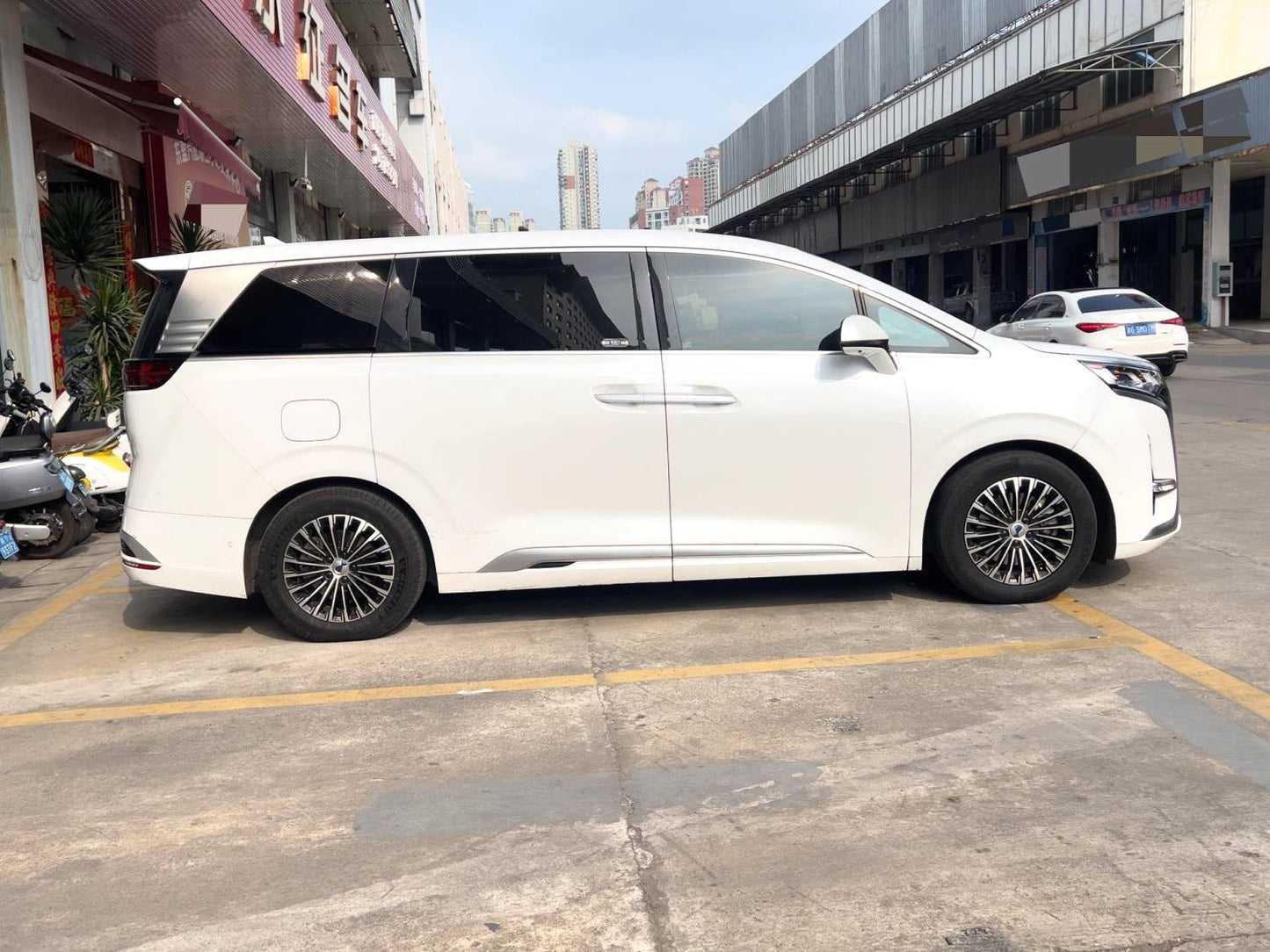 腾势 2022款 腾势D9 EV 600 四驱旗舰型 自动