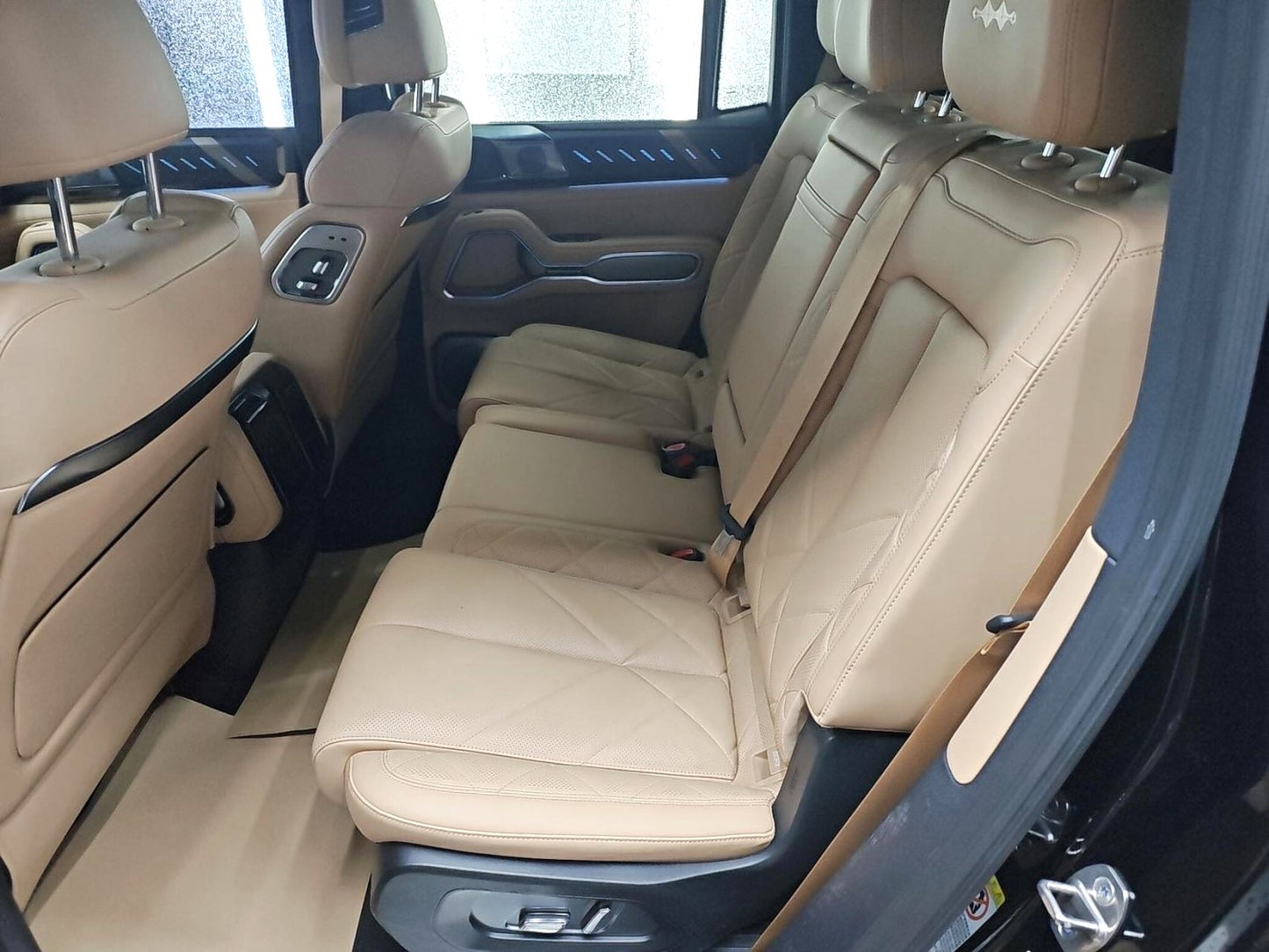 Fang Cheng Bao 2025 8 2.0T Flagship Edition 7 -Seat （3998）