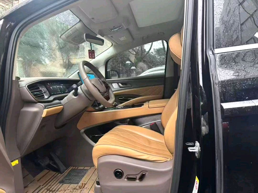 腾势 2022款 腾势D9 EV 600 四驱旗舰型 自动