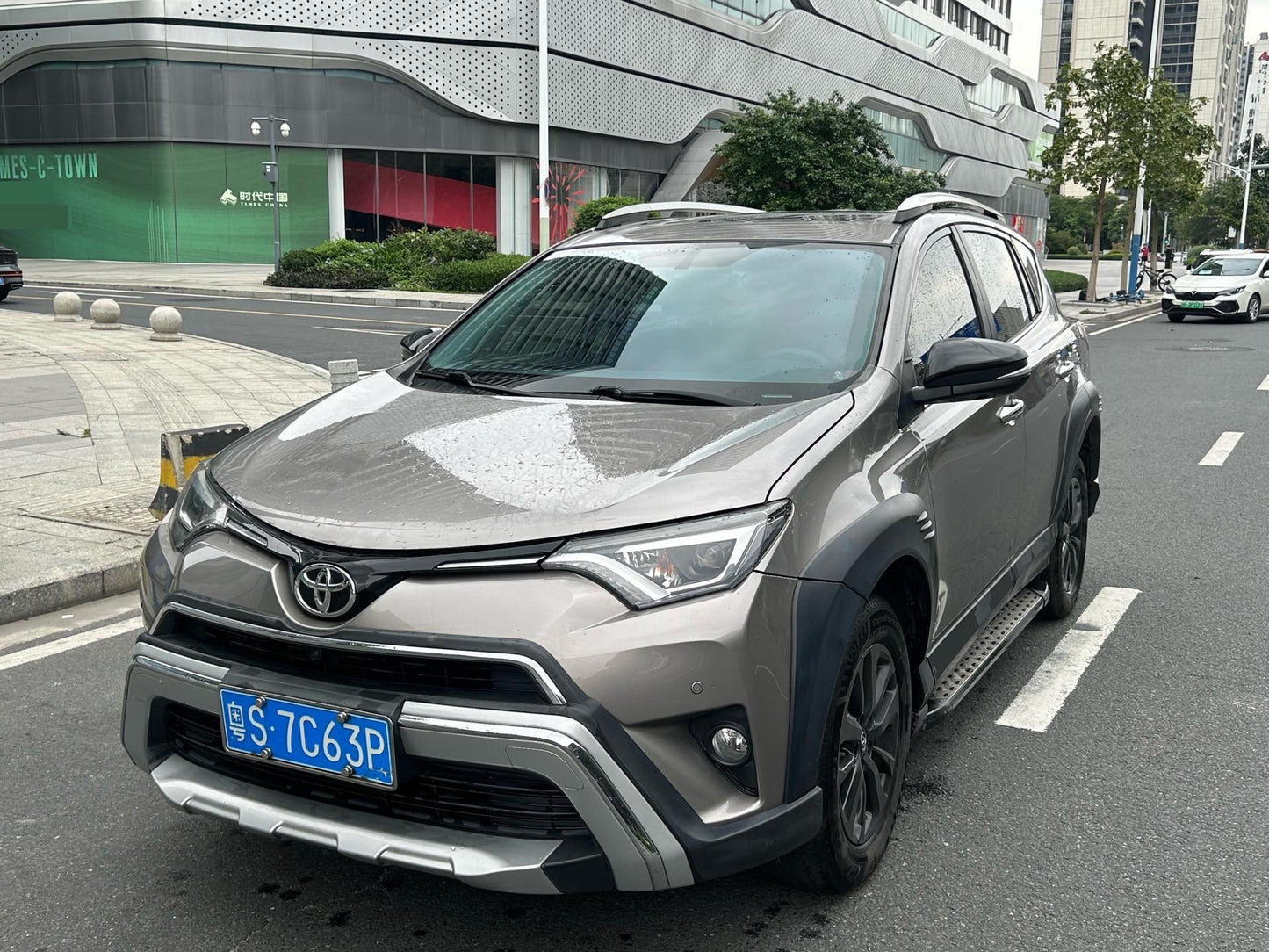 丰田 2019款 RAV4荣放 2.0L 两驱风尚版 自动挡
