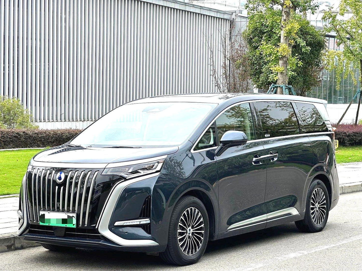 腾势 2022款 腾势D9 EV 600 四驱旗舰型 自动