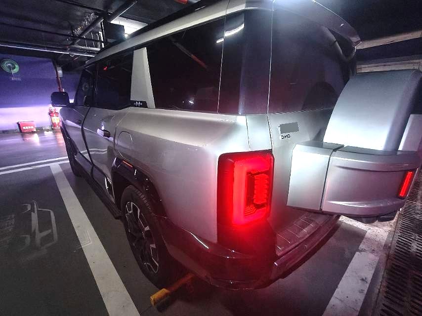 方程豹 2025 8 2.0T 旗舰版 7座 自动挡