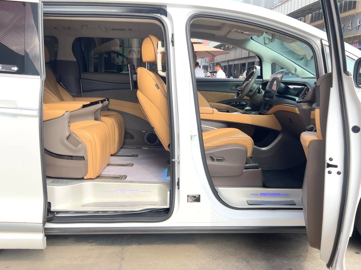 腾势 2022款 腾势D9 EV 600 四驱旗舰型 自动