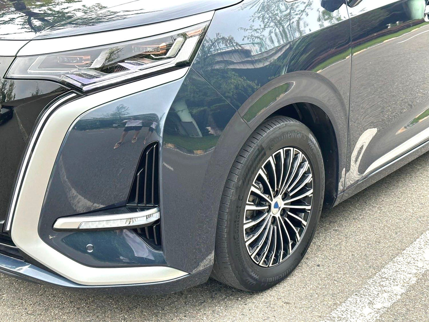 腾势 2022款 腾势D9 EV 600 四驱旗舰型 自动
