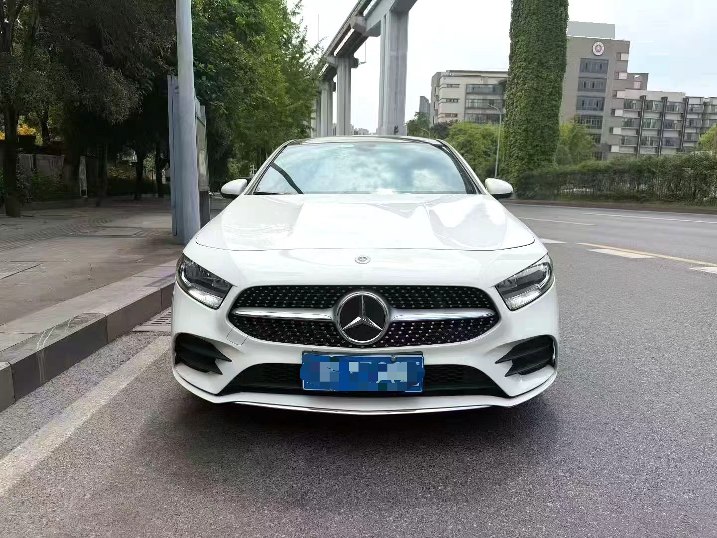 梅赛德斯-奔驰 A 2022款 A 180 L 1.3T 运动轿车 （2348）