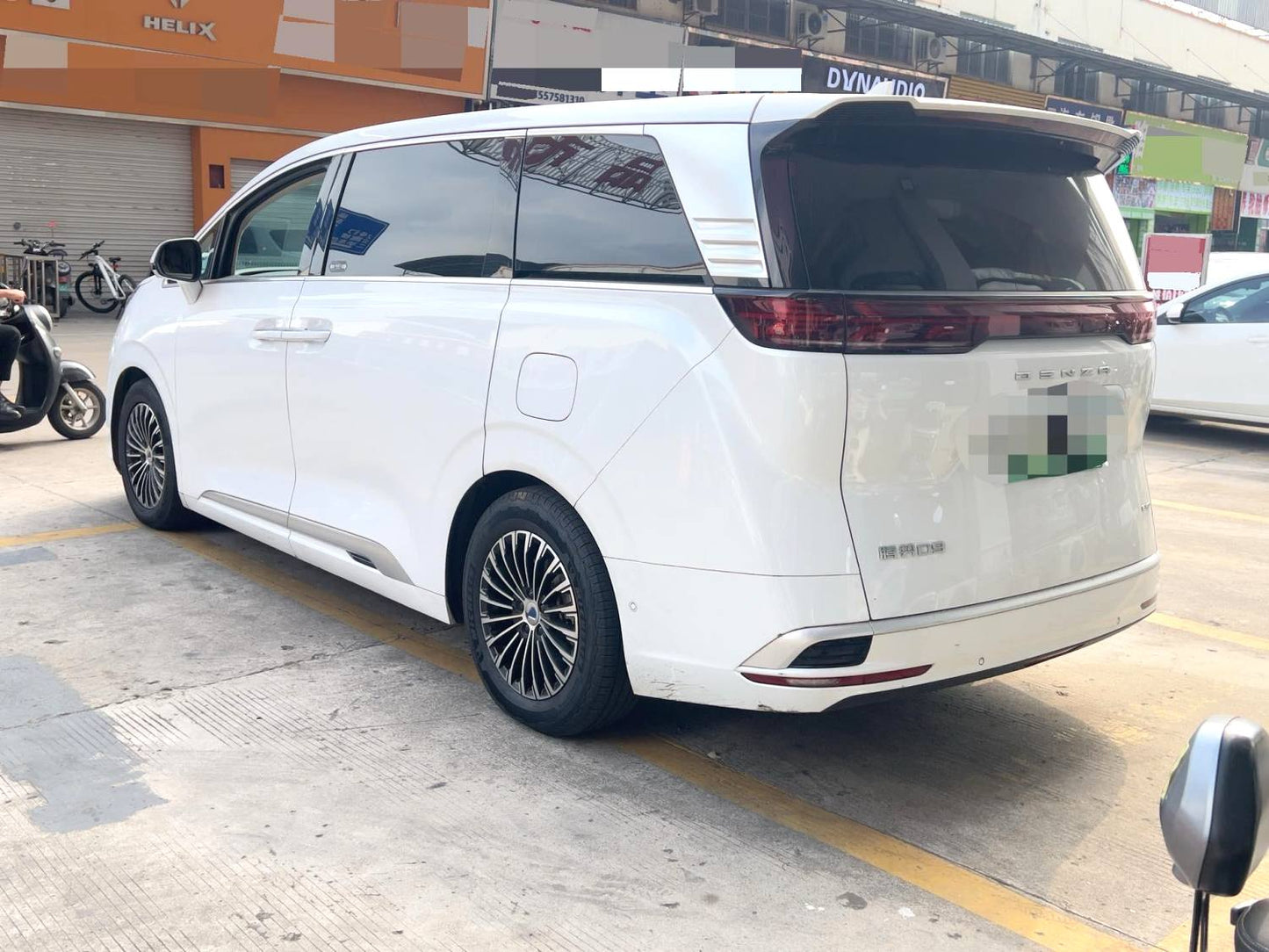 腾势 2022款 腾势D9 EV 600 四驱旗舰型 自动